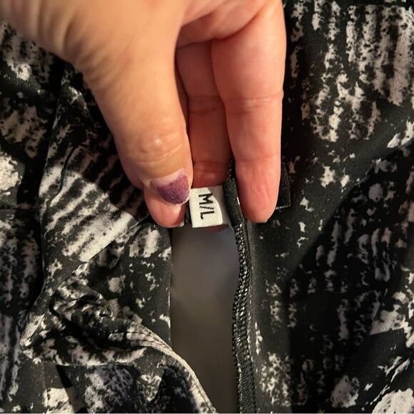Onzie Printed Crop Sporty Yoga Leggings - Picture 7 of 13